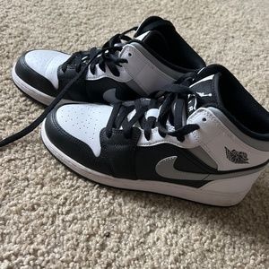 Air Jordan 1 Mid GS ‘White Shadow’